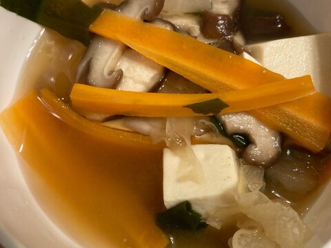 にんじんと椎茸と白きくらげの味噌汁